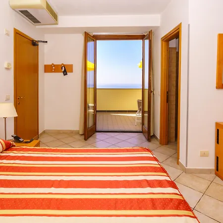 Luna Di Marzo מלון 3*