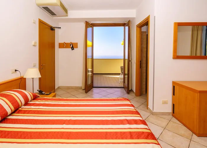 Luna Di Marzo فندق 3*